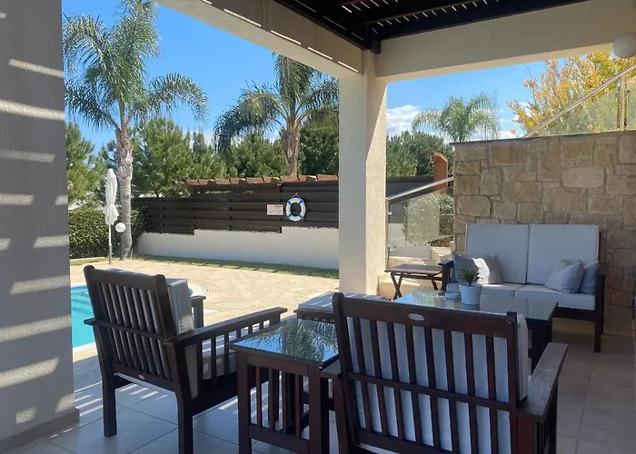 Paradise Latchi וילה