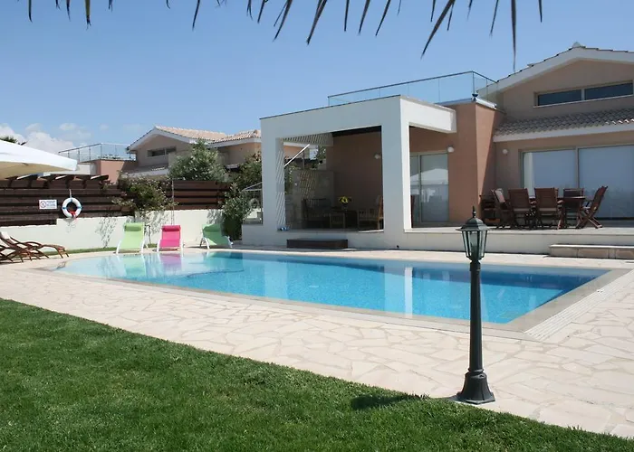 Paradise Latchi * Polis