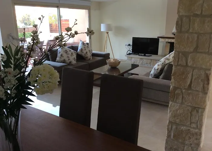 Paradise Latchi * Polis