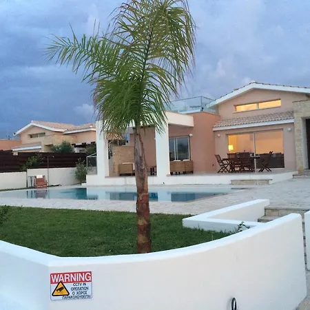 Paradise Latchi 폴리스