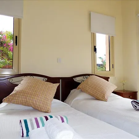 Paradise Latchi 폴리스