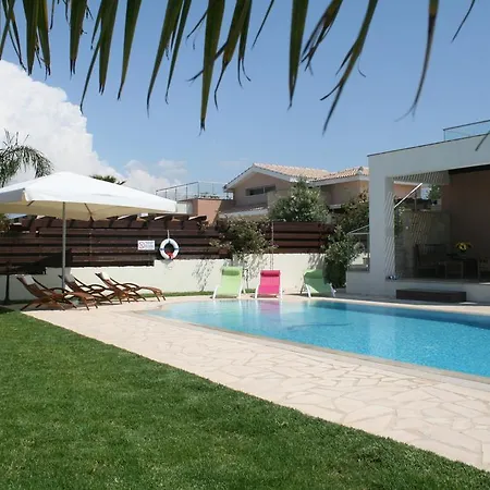 Paradise Latchi 폴리스