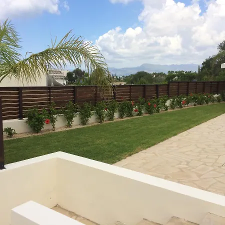 Paradise Latchi 폴리스