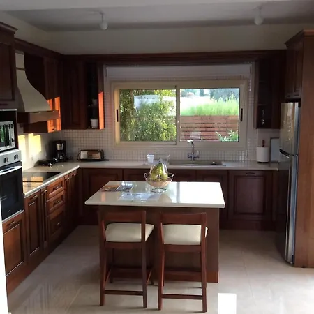 Paradise Latchi 폴리스