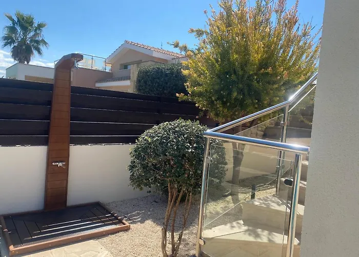 Paradise Latchi Vila *