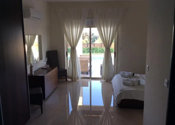 Paradise Latchi Vila