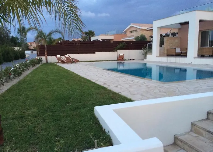 Paradise Latchi Vila *